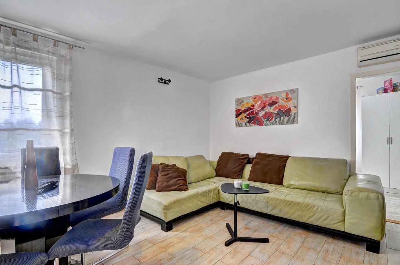 Lina Apartment Пула Екстериор снимка