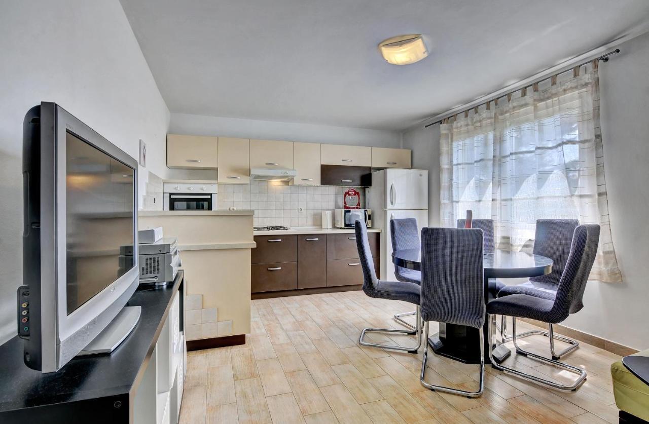 Lina Apartment Пула Екстериор снимка